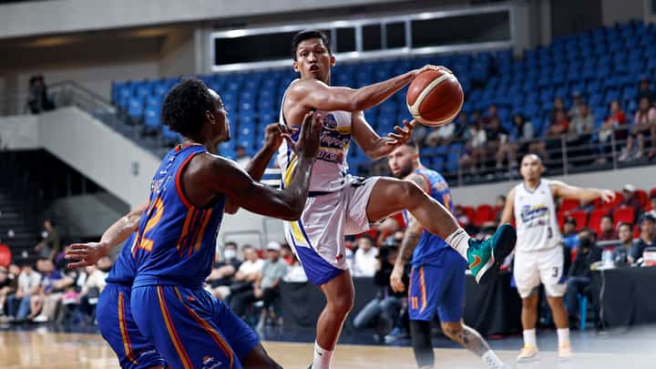 Mark Barroca comes up with another solid game for Magnolia. (PBA Media Bureau)