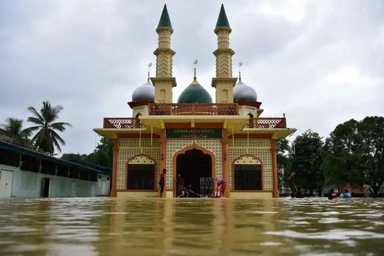 Authorities have warned residents in the provinces to be ready to evacuate if the floods get worse. (Photo: Madaree Tohlala / AFP)