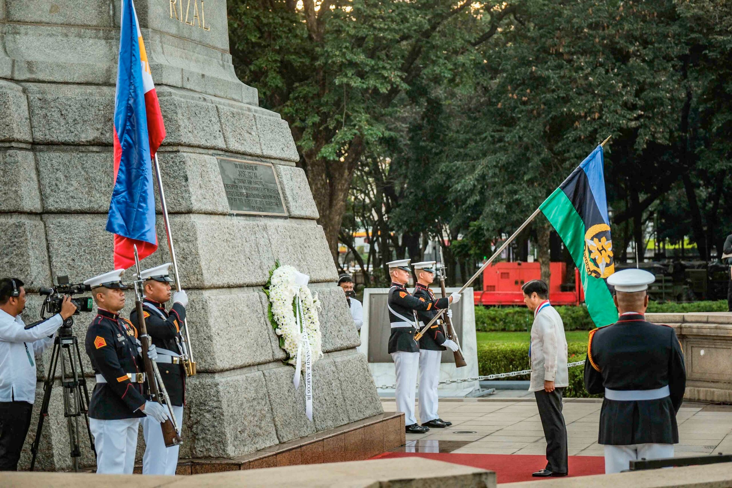 Honoring the national hero President Ferdinand R. Marcos Jr. pays his respects at the Rizal Day commemoration in Manila’s Liwasang Rizal after a wreath-laying at the monument of national hero Dr. Jose Rizal in Manila on Saturday. The country remembers the 127th anniversary of his martyrdom with the theme ‘Rizal: Pundasyon ng Kahapon, Isinasabuhay Ngayon.’ | PHOTOGRAPH BY YUMMIE DINGDING FOR THE DAILY TRIBUNE @tribunephl_yumi