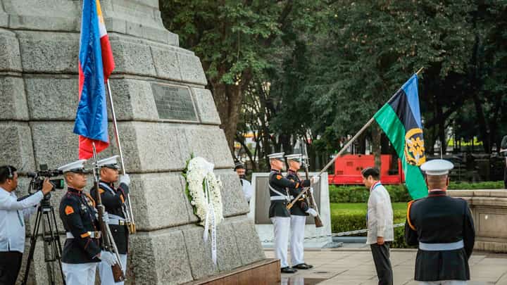Honoring the national hero President Ferdinand R. Marcos Jr. pays his respects at the Rizal Day commemoration in Manila’s Liwasang Rizal after a wreath-laying at the monument of national hero Dr. Jose Rizal in Manila on Saturday. The country remembers the 127th anniversary of his martyrdom with the theme ‘Rizal: Pundasyon ng Kahapon, Isinasabuhay Ngayon.’ | PHOTOGRAPH BY YUMMIE DINGDING FOR THE DAILY TRIBUNE @tribunephl_yumi