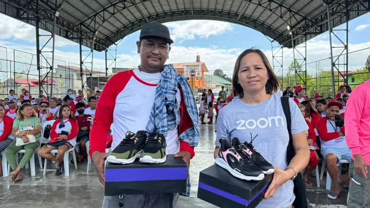 Bong Go assists displaced workers in Hagonoy
