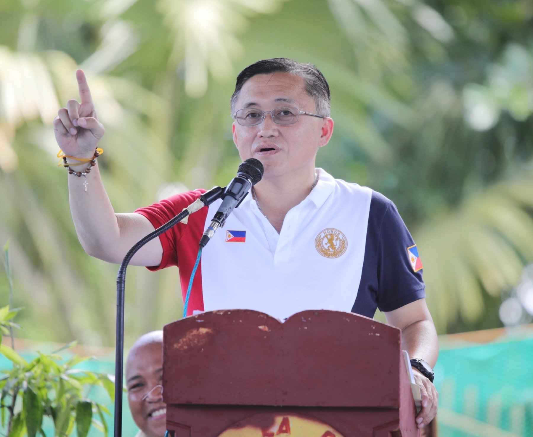 Bong Go sends assistance to displaced workers in Victorias City