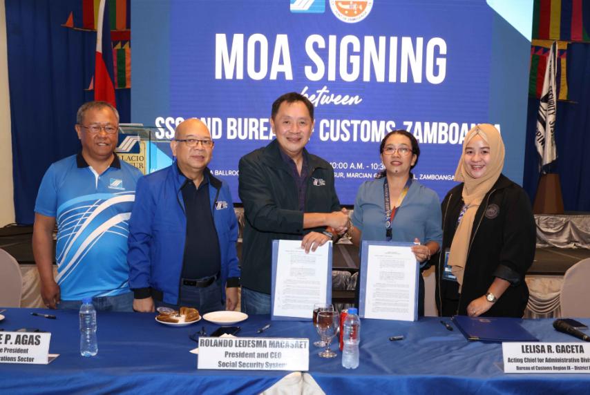 The photo shows SSS President and CEO Rolando Ledesma Macasaet (3rd from left) shaking hands with BOC Region IX Acting Chief for Administrative Division Lelisa R. Gaceta (4th from left), as they are joined by (from left to right) SSS Senior Vice President for Mindanao Operations Group Edwin M. Alo, SSS Executive Vice President for Branch Operations Sector Voltaire P. Agas, and BOC Client Service Representative – Port of Zamboanga Sheiry Anne M. Abdulhaih.