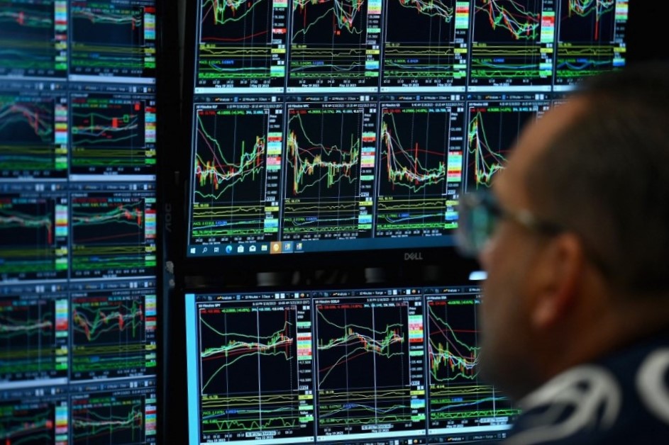 Global stocks stumble at start of new trading year