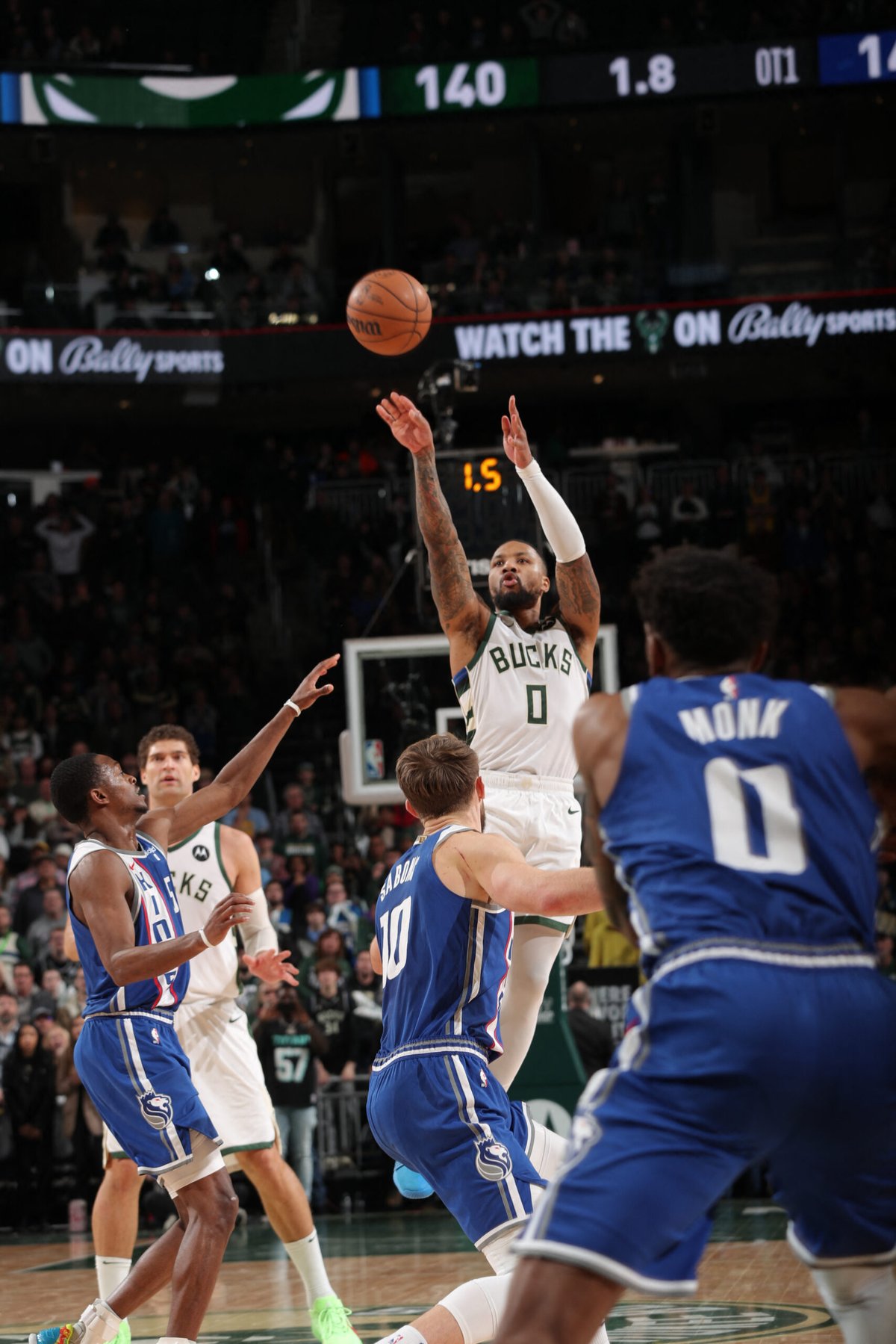 Lillard beats buzzer, lifts Bucks past Kings