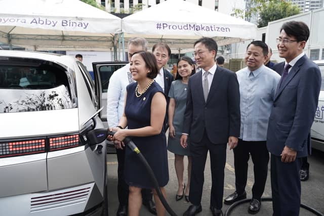 MAKATI Mayor Abby Binay tries charging the Ioniq 5. Joining her were (from left) Makati Second District Rep. Luis Campos, Korean Ambassador Sang Hwa Lee, Makati Vice Mayor Nik Lagdameo, HMPH president Dong Wook Lee, Makati First District Rep. Kid Peña, and Hyundai Motor Group EVP of Strategy Planning Division Dong Wook Kim.