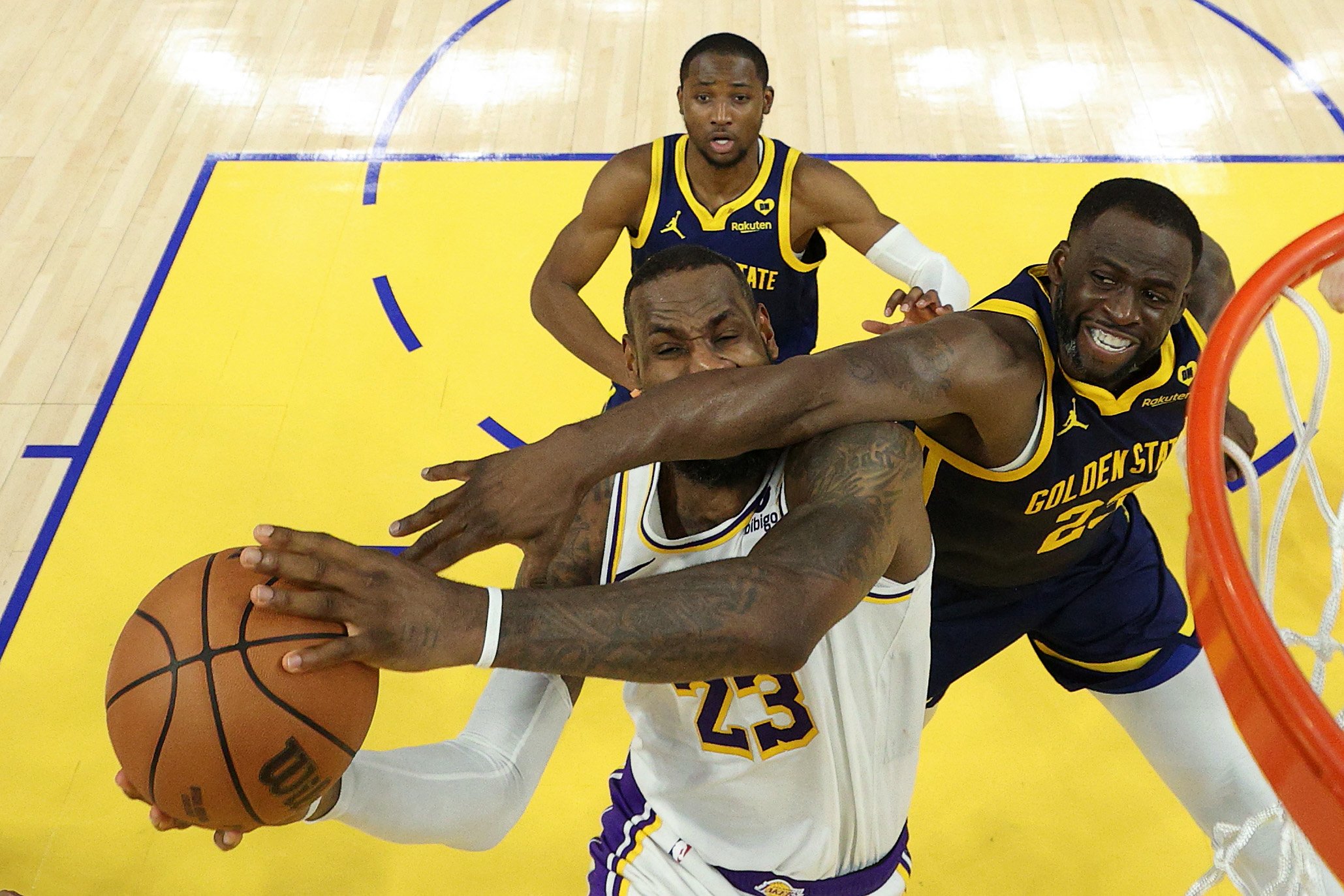 LeBron James and the Los Angeles Lakers refuse to be stopped by Draymond Green and the Golden State Warriors in their NBA regular season game. The Lakers won, 145-144, in double overtime. | EZRA SHAW/AGENCE FRANCE-PRESSE