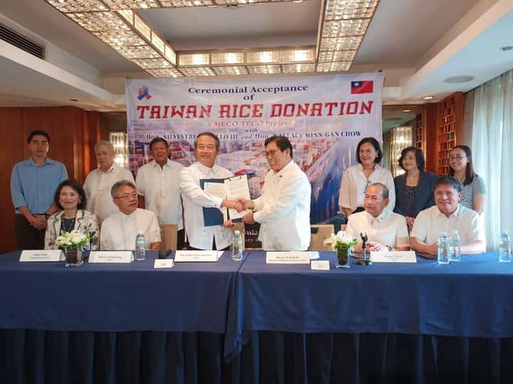 Representative Wallace M.G. Chow of Taipei Economic and Cultural Office in the Philippines hands over the first batch of 1,000 metric tons of milled rice donated to the Philippines to Chairman and Resident Representative Silvestre H. Bello III of the Manila Economic and Cultural Office. | PHOTOGRAPH COURTESY OF TECO