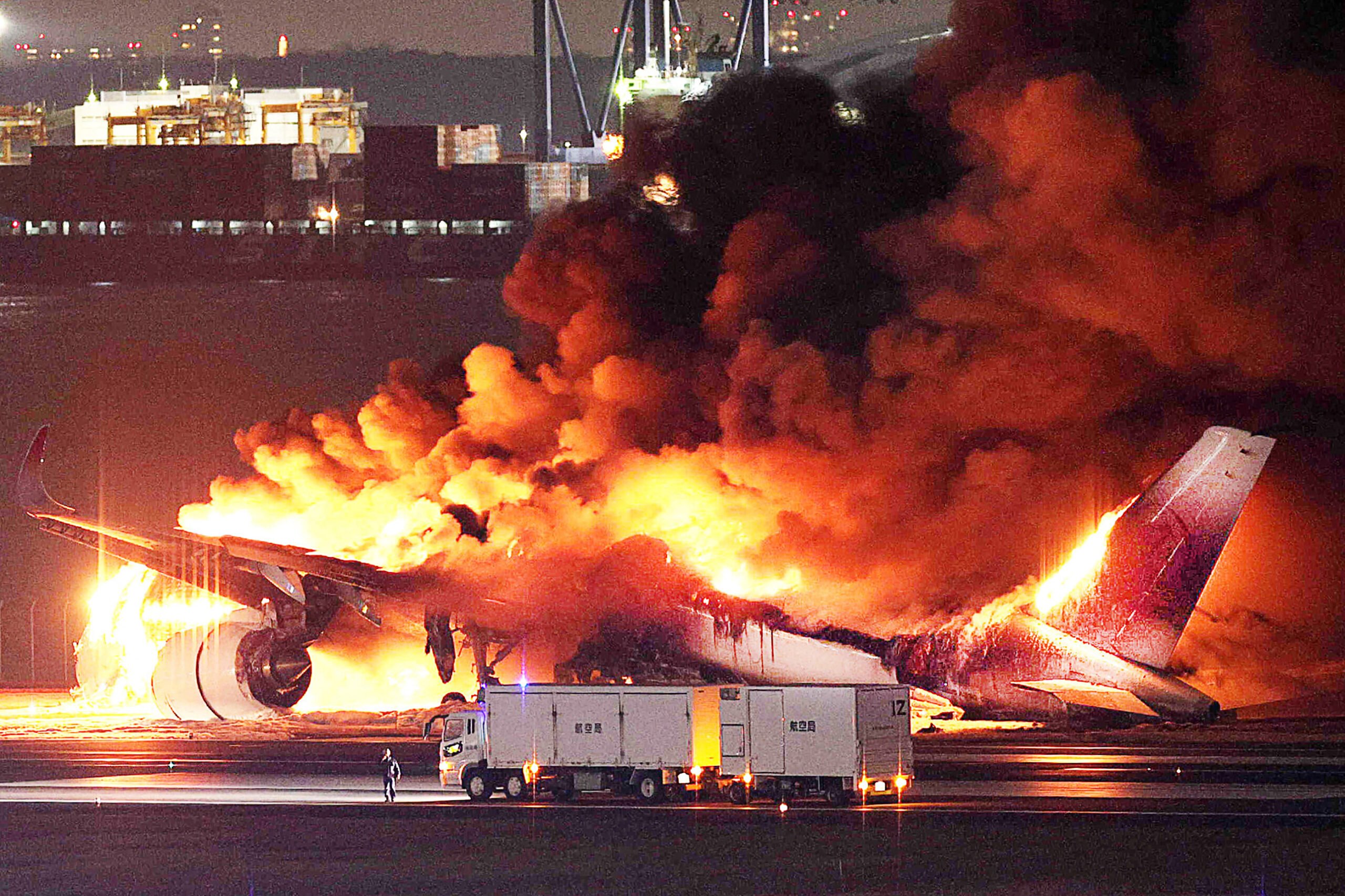 379 escape JAL inferno at Haneda