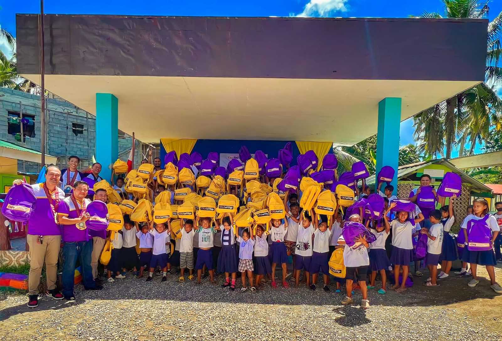 FOR A BETTER LEARNING EXPERIENCE
Learners of Dolho Elementary School in Bato, Leyte receive school bags, school supplies, and footwear from City Savings Bank as it proactively supports the indigenous communities in Eastern Visayas. CitySavings Regional Business Head Adrian Ruiz (leftmost) and Sogod Branch Business Head Kelvin Ruiz (2nd from left) share the joyous moment with the students during the donation turnover.