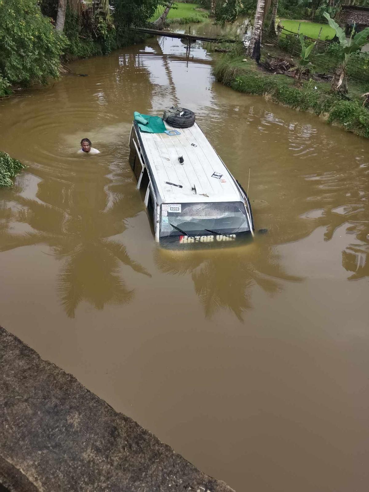 Van carrying tourists falls into creek in Palawan