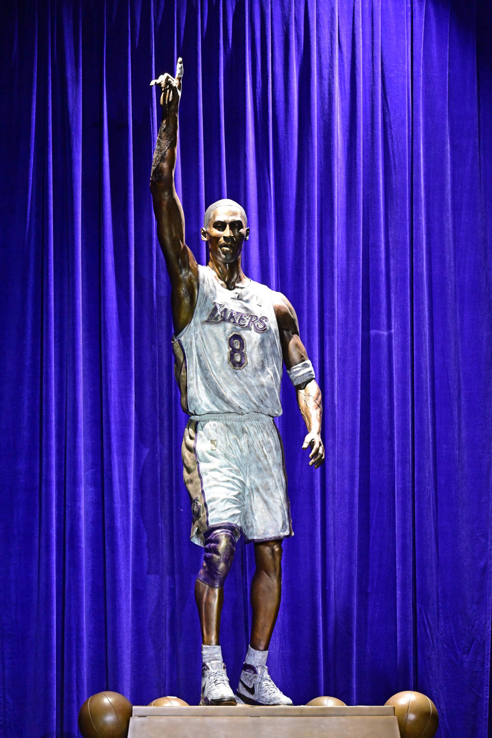 Nuggets spoil Kobe statue unveiling