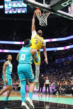 Do-it-all Davis leads Lakers past Hornets