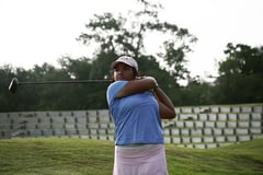Quintanilla hangs on to 1-shot lead