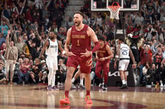 Strus buzzer-beater lifts Cavs past Mavs