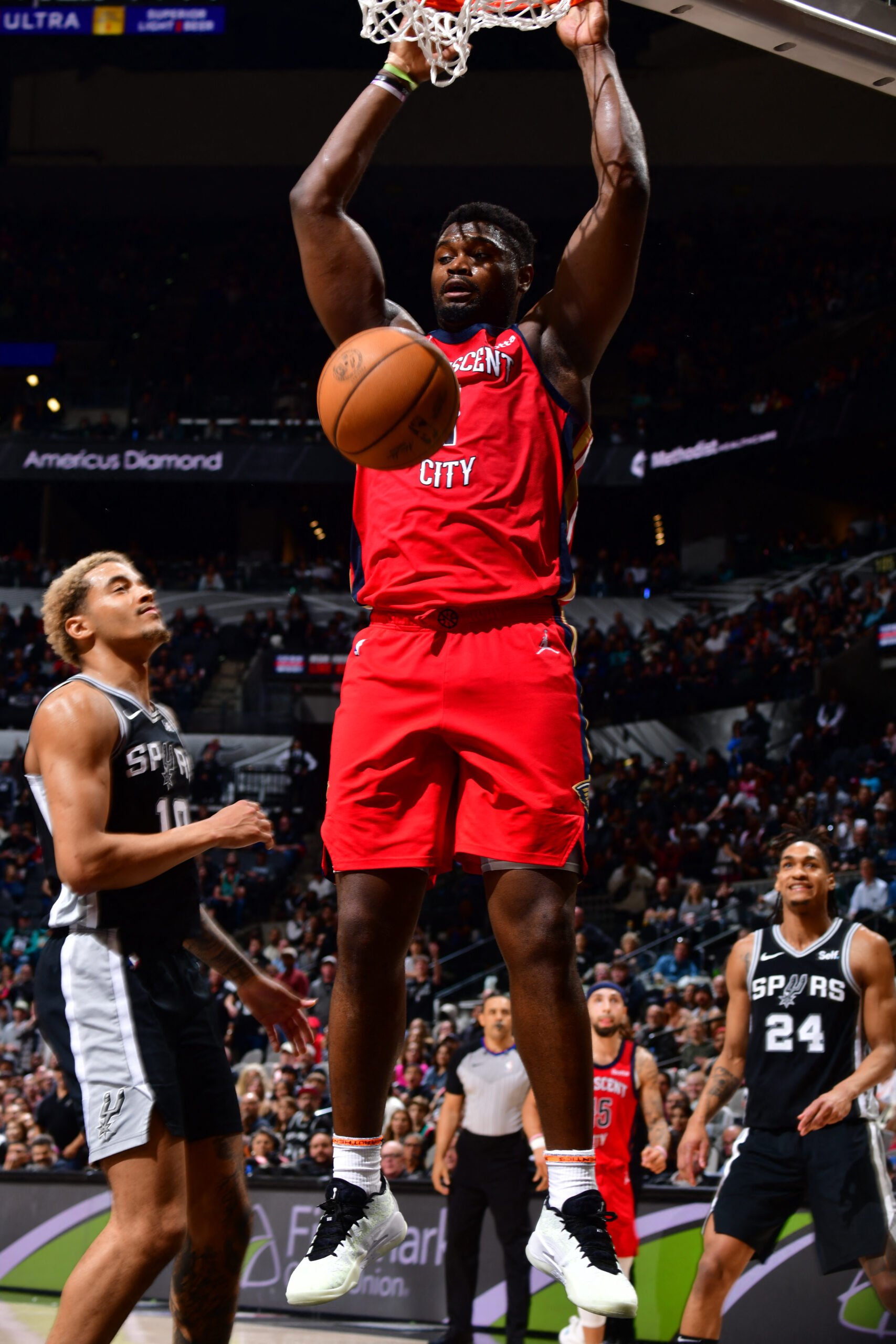 Zion, Pelicans escape Spurs