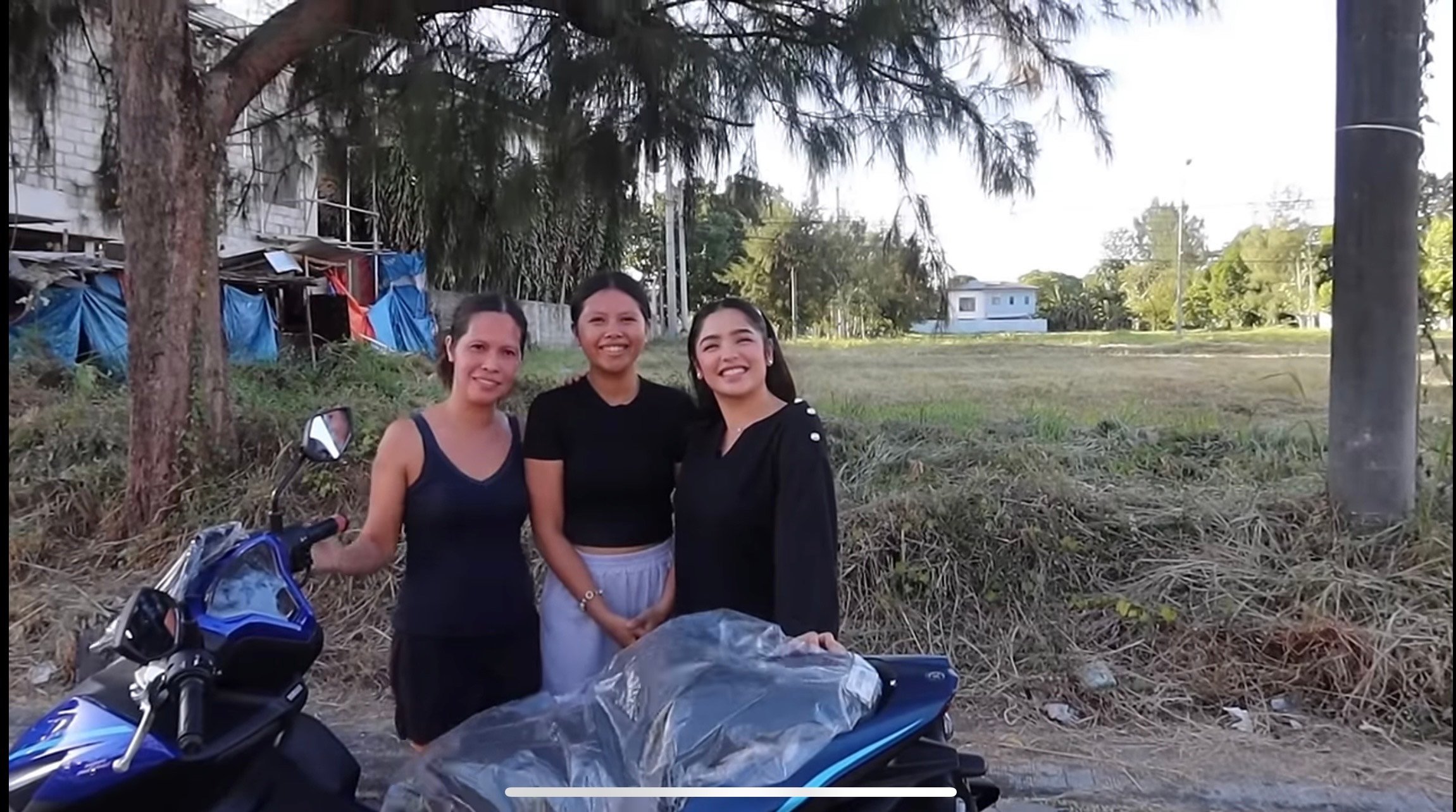 Photograph courtesy of  IG/Blythe
‘Senior High’ actress Andrea Brillantes with her house helpers.
