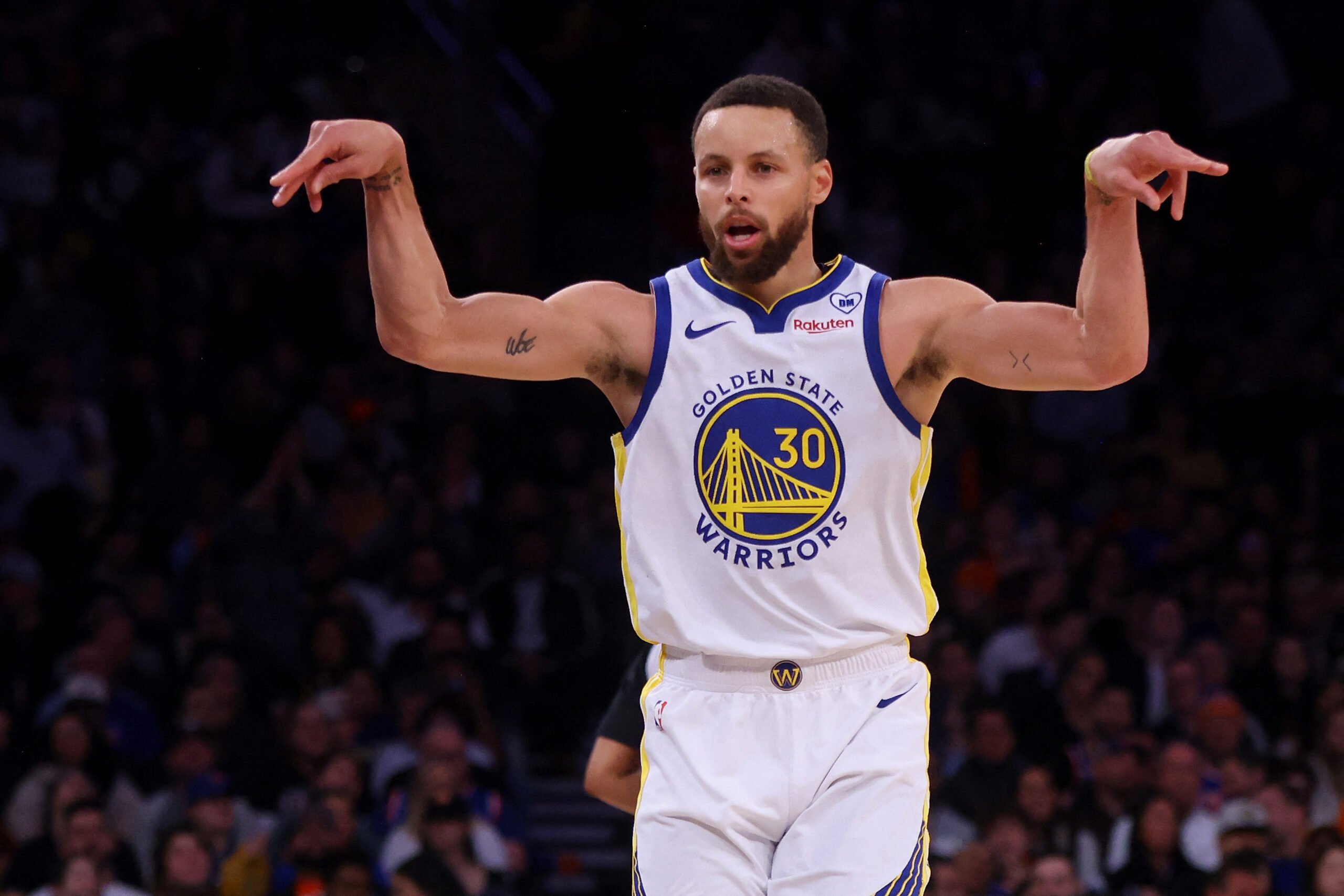 Curry bounces back, torches Knicks