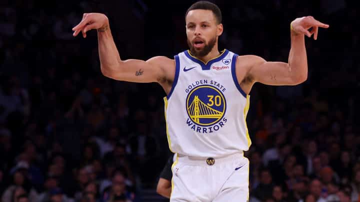 STEPHEN Curry sizzles with 31 points and 11 rebounds to lead the Golden State Warriors to a 110-99 win over the New York Knicks in the NBA regular season. | MIKE STOBE/
AGENCE FRANCE-PRESSE