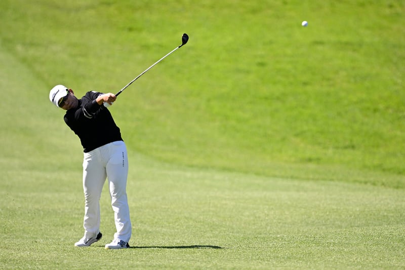 Shin, Lee share lead