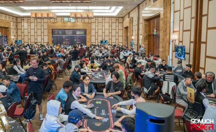PART of the huge crowd at the record-breaking U Series of Poker Danang vie for the Main Event title offering USD 287, 677 top prize. | photograph courtesy of SOMUCHPOKER.COM