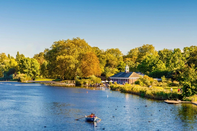 Serpentine lake in Hyde Park, London