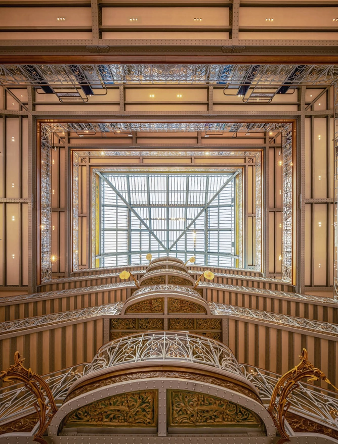 A view of the Samaritaine’s staircase
and the restored glass roof from
1907.