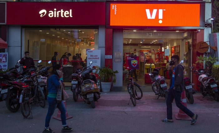 Phone bills to rise 25% as Airtel, Vi eye tariff hikes; Jio mum - Vimarsana News