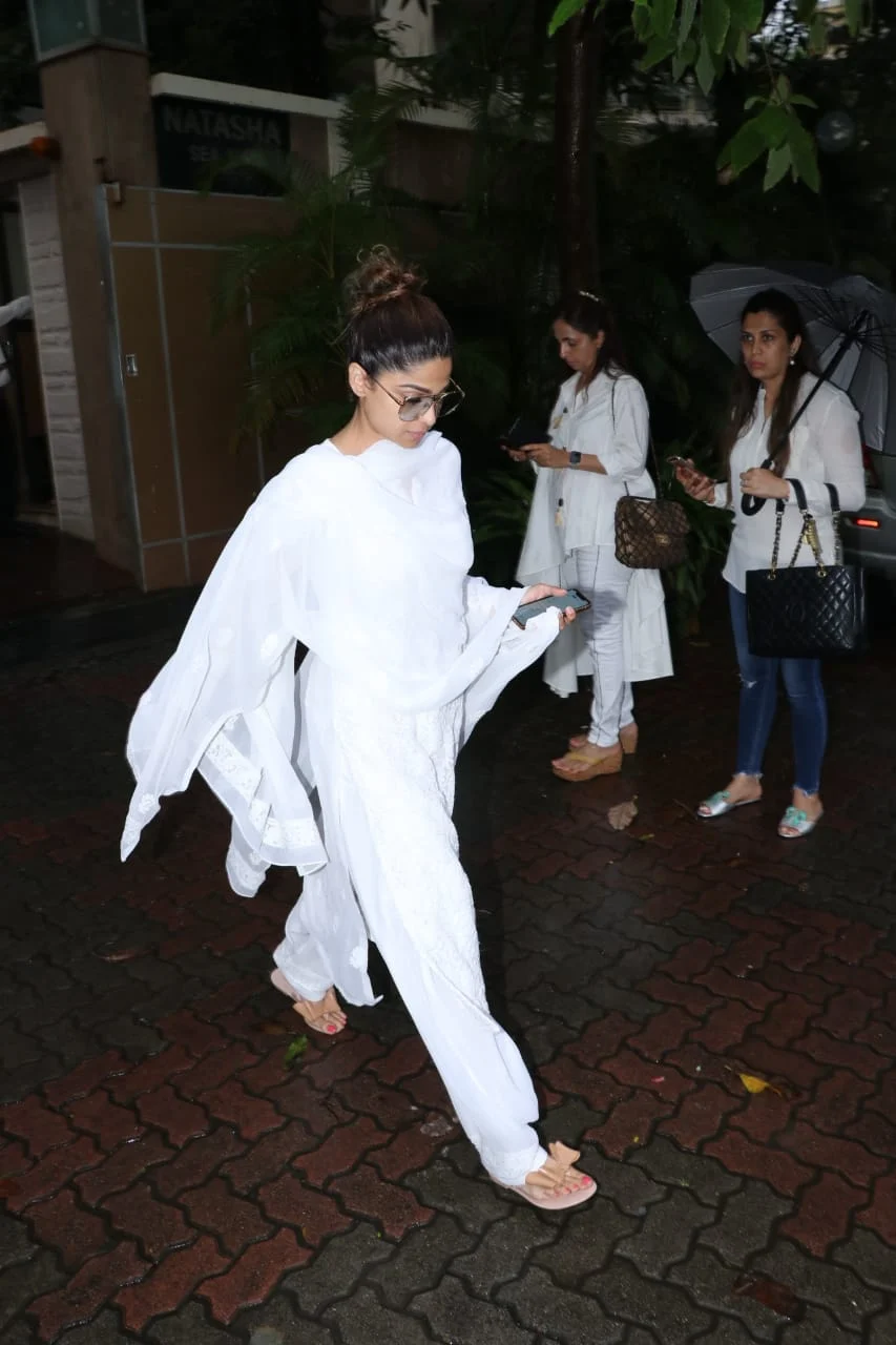 Malaika Arora, Suniel Shetty and other celebs visit Kehkasshan Patel, after husband Areef’s sudden death
