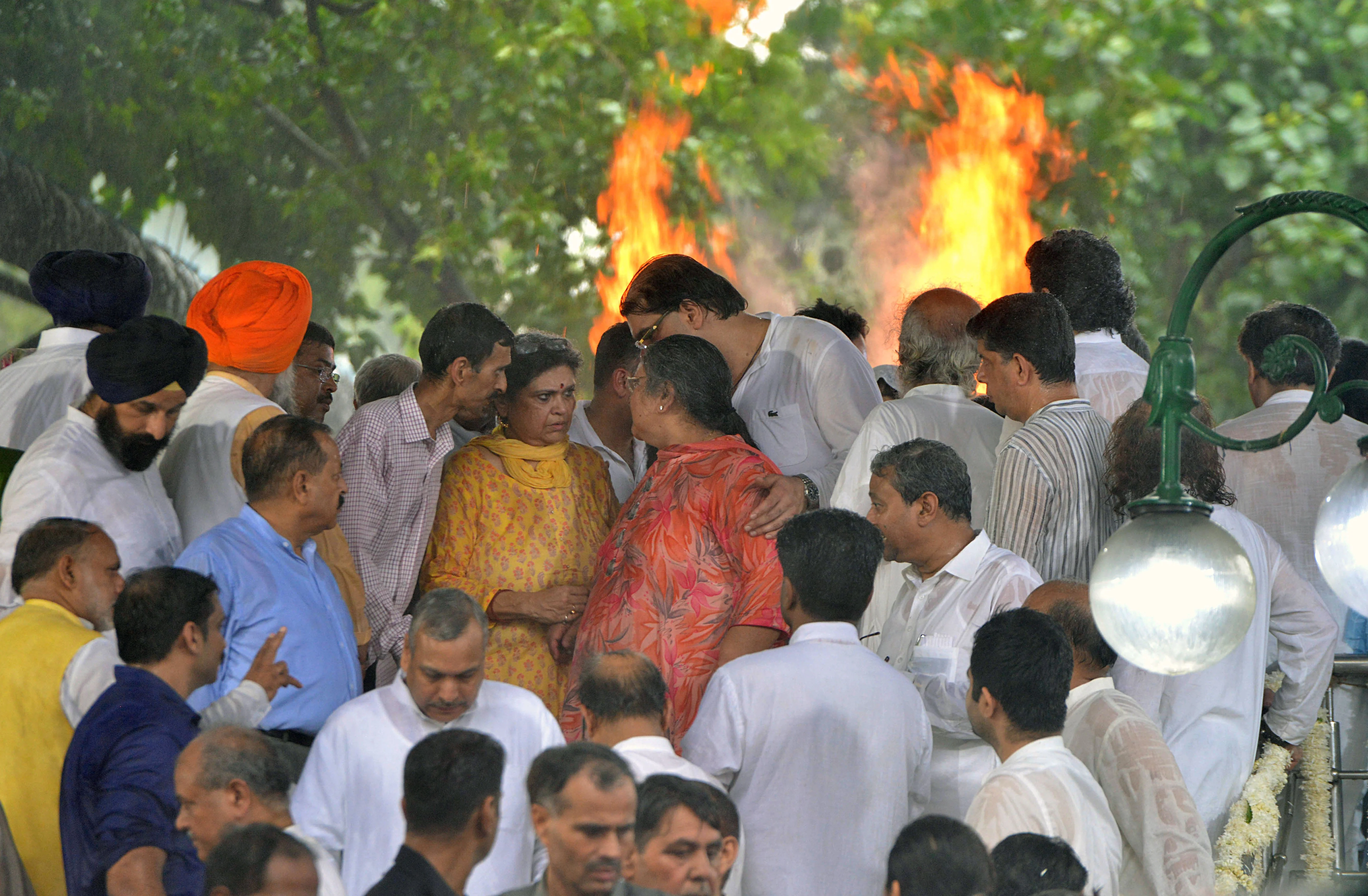 Family members of former Finance Minister Arun Jaitley during his funeral, at Nigambodh Ghat in New Delhi