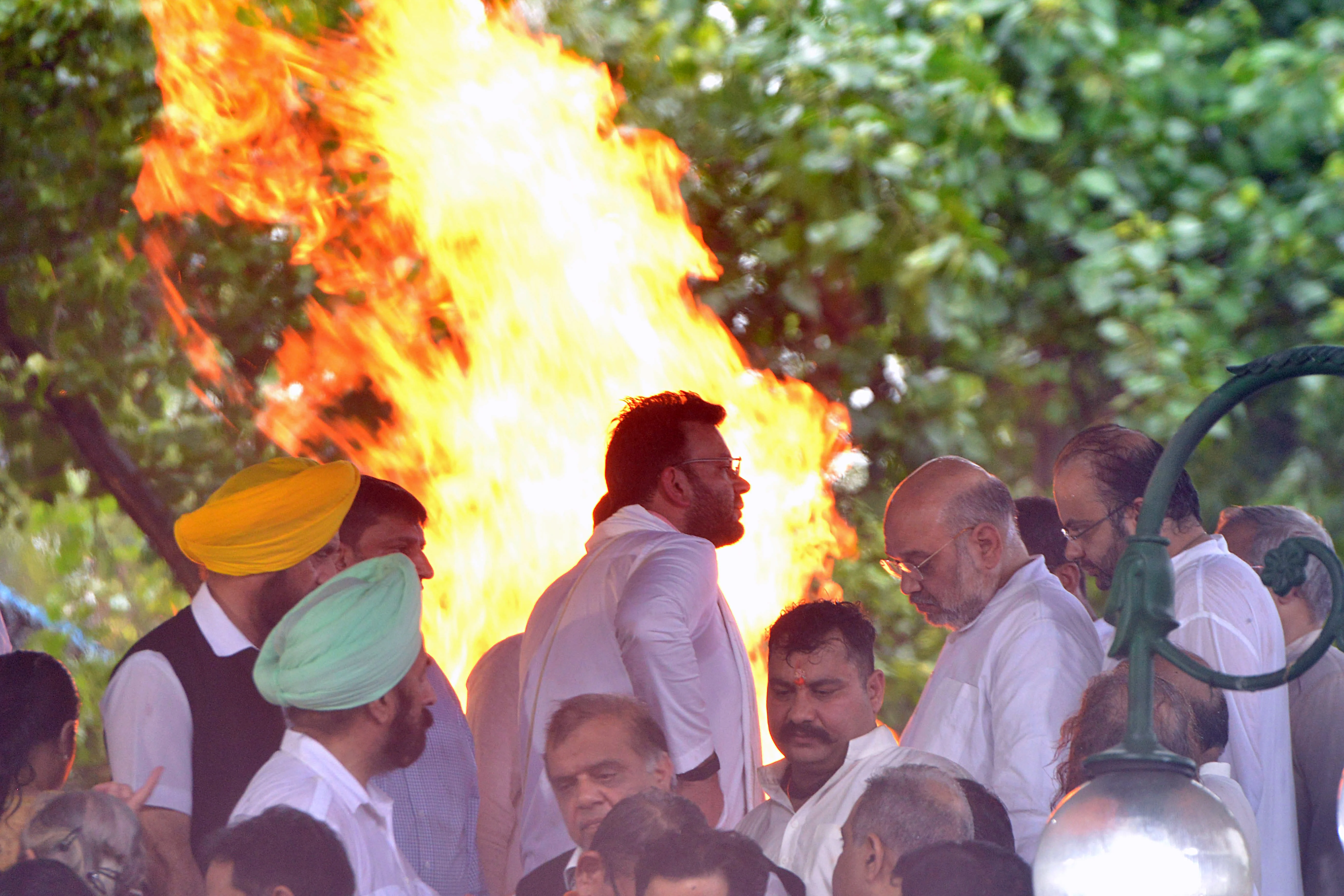 Union Home Minister Amit Shah along with Rohan Jaitley (L) son of former Finance Minister Arun Jaitley during his funeral at Nigambodh Ghat in New Delhi