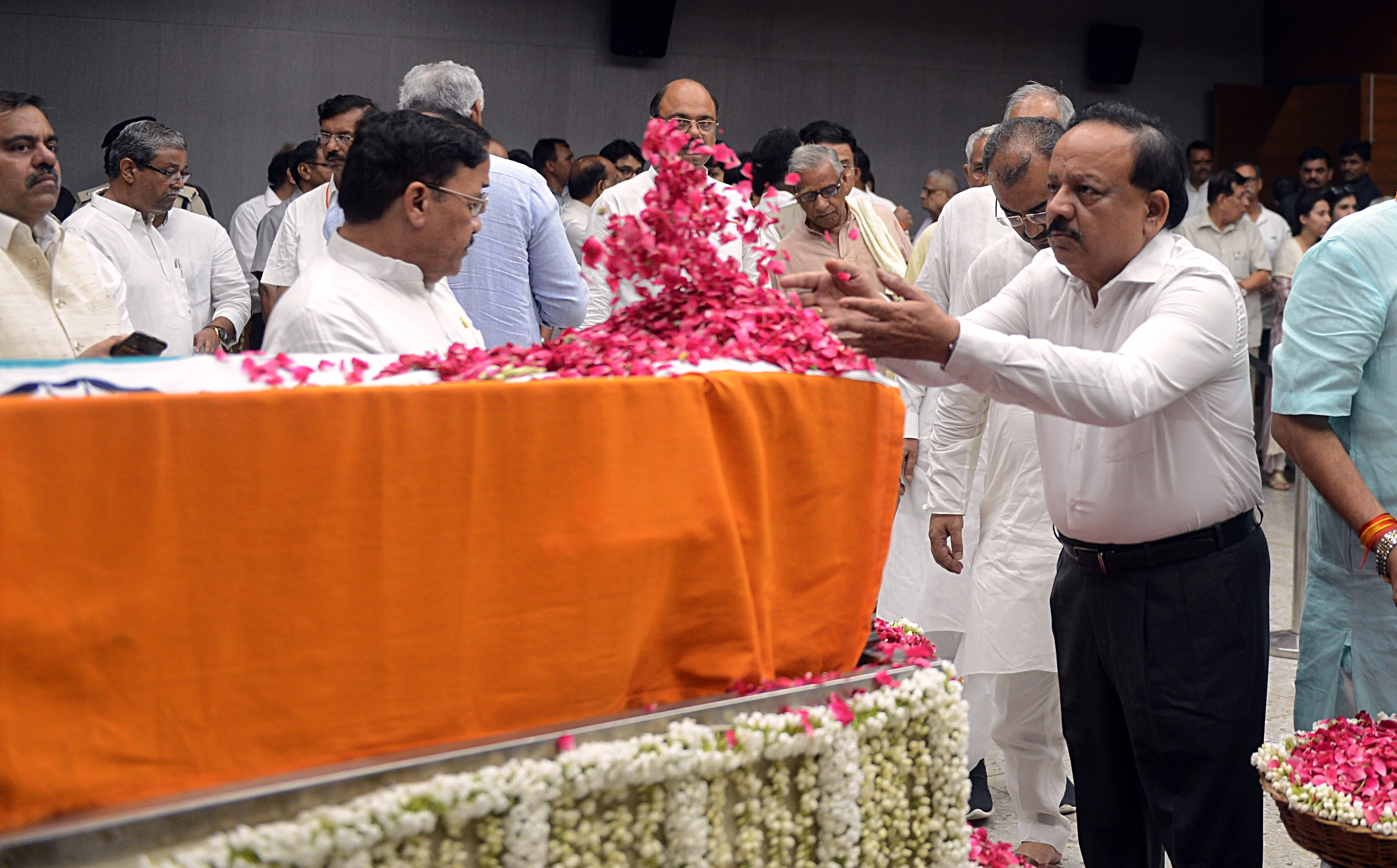 Union Health Minister Dr. Harshvardhan pays floral tributes during the last respects of former Finance Minister Arun Jaitley at BJP headquarters in New Delhi