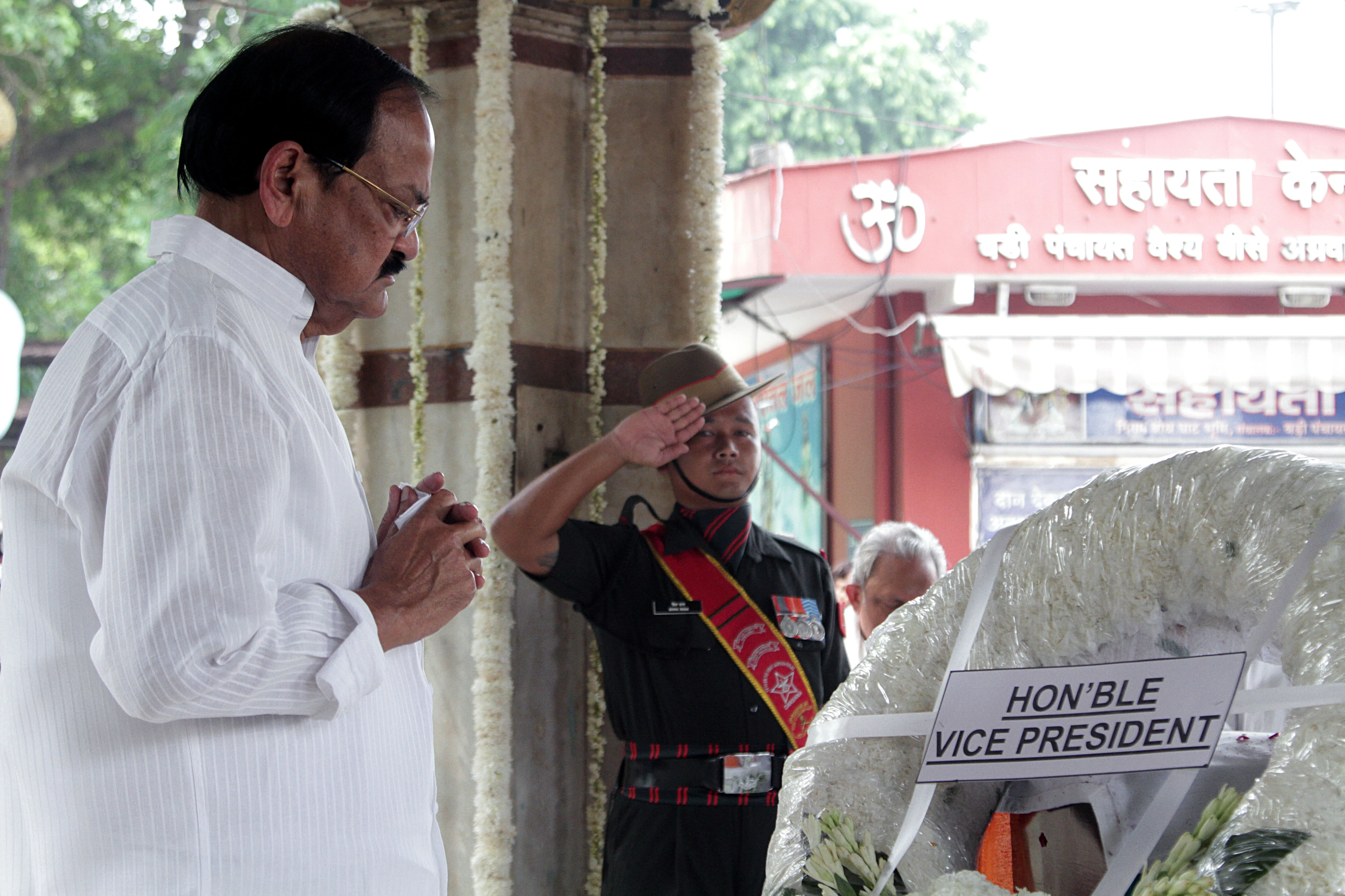 Vice-President M Venkaiah Naidu pays tribute to former Finance Minister Arun Jaitley at Nigambodh Ghat in New Delhi