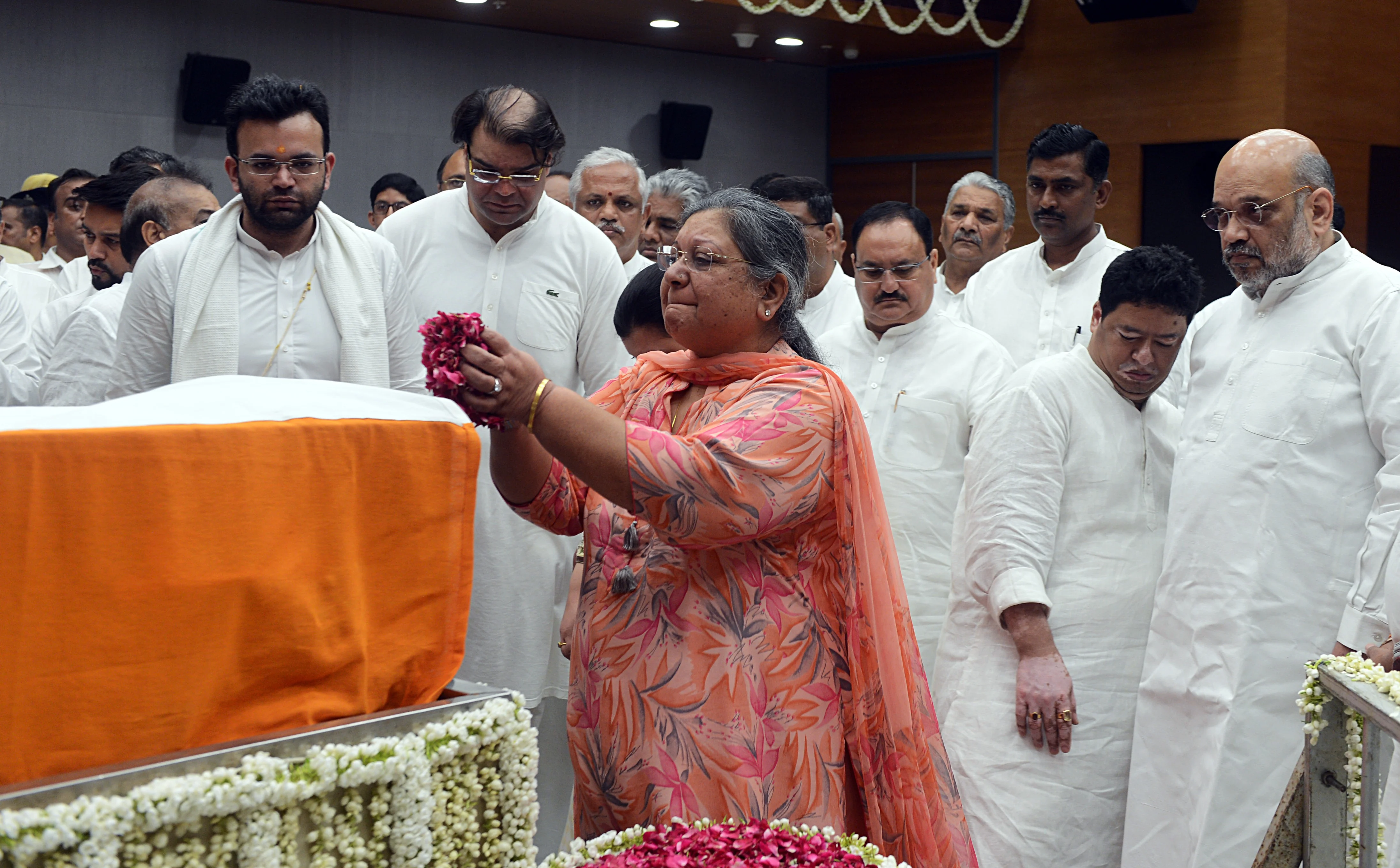 Sangeeta Jaitley wife of former Finance Minister Arun Jaitley breaks down as she pays floral tributes along with her son during the last respects of Arun Jaitley at BJP headquarters in New Delhi