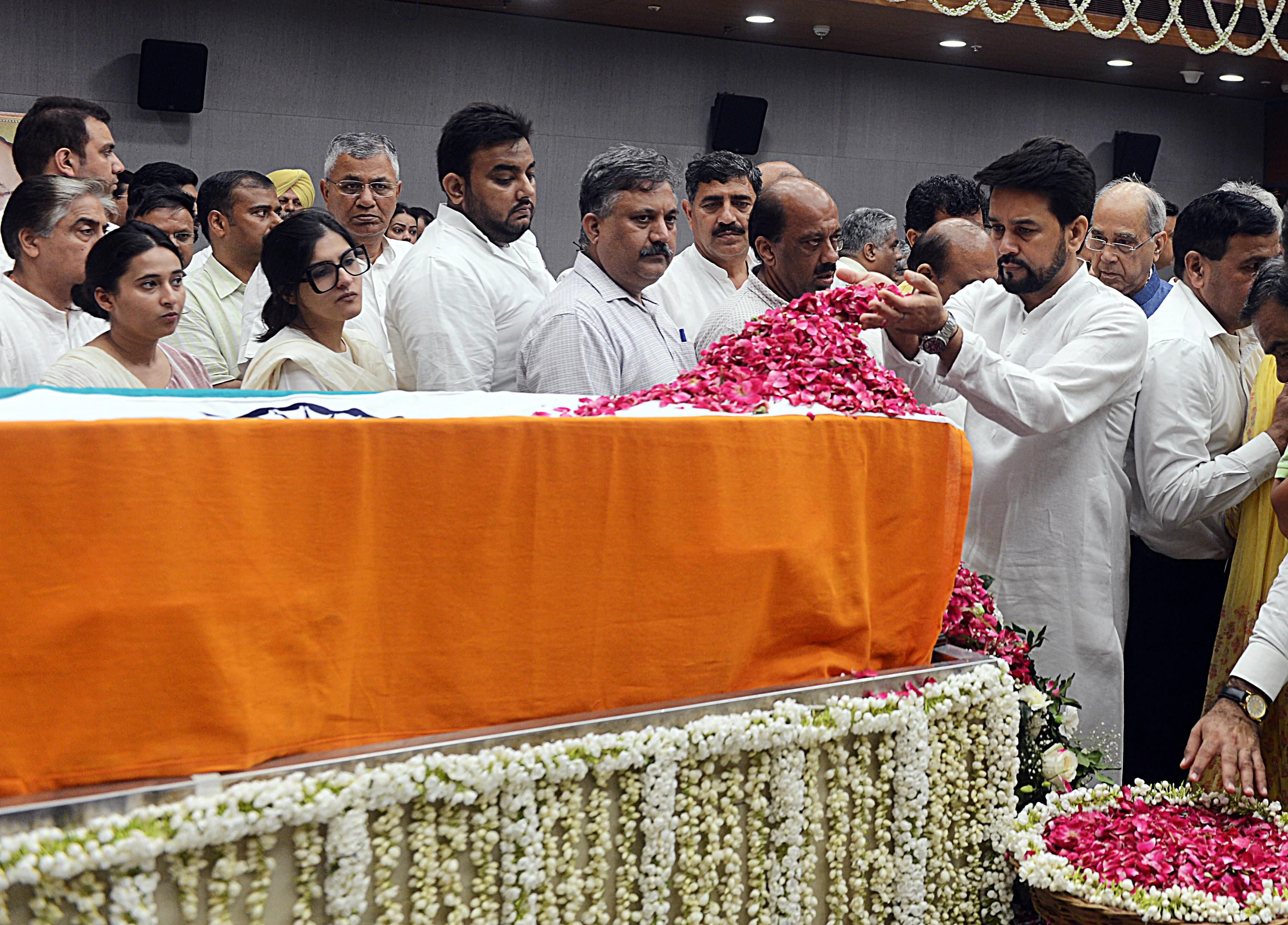 Union Minister of State for Finance Anurag Singh Thakur pays floral tributes during the last respects of former Finance Minister Arun Jaitley at BJP headquarters in New Delhi