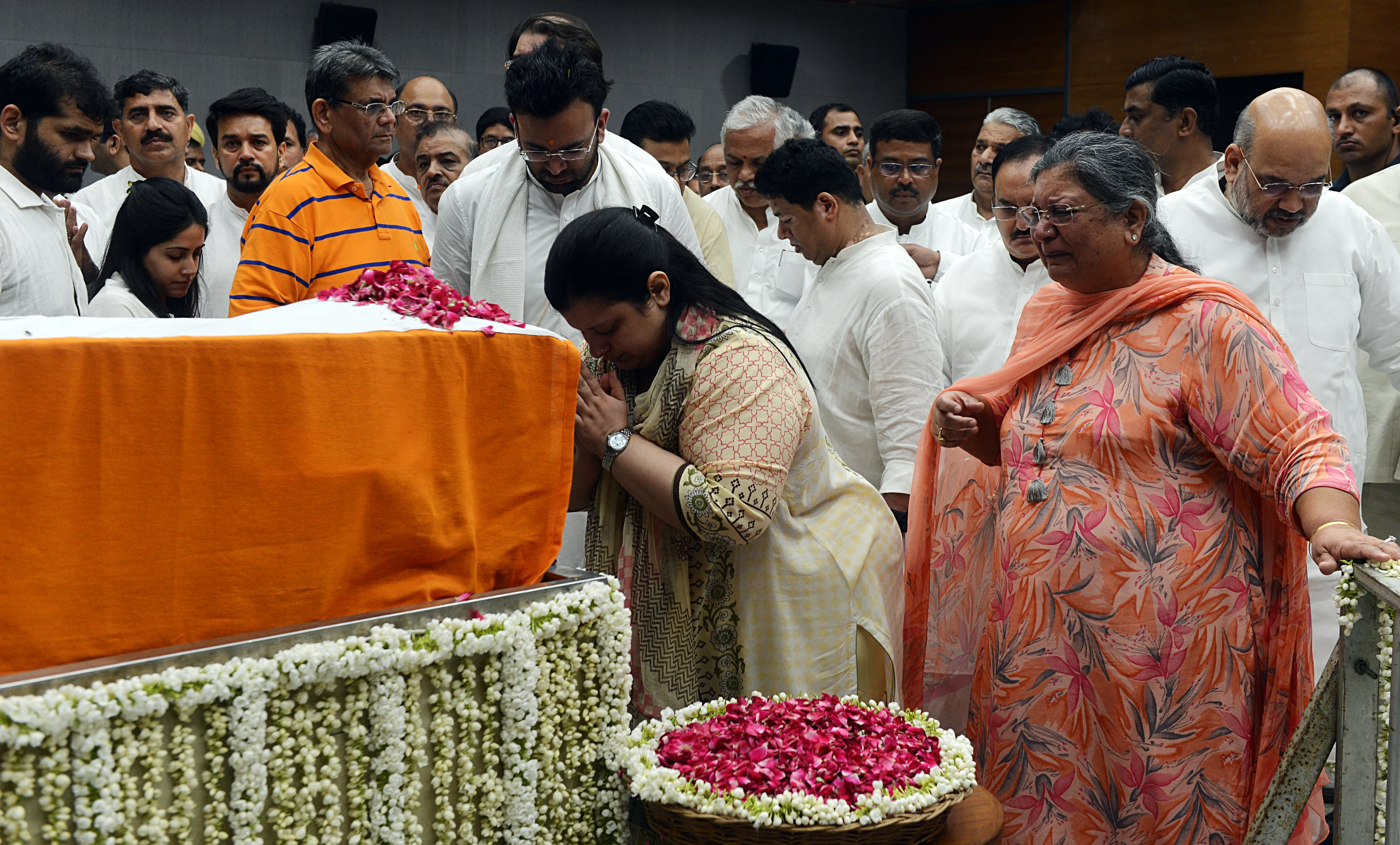 Sonali Jaitley daughter of former Finance Minister Arun Jaitley pays floral tributes along with her brother as Sangeeta Jaitley wife of Arun Jaitley cries during his last respects at BJP headquarters in New Delhi