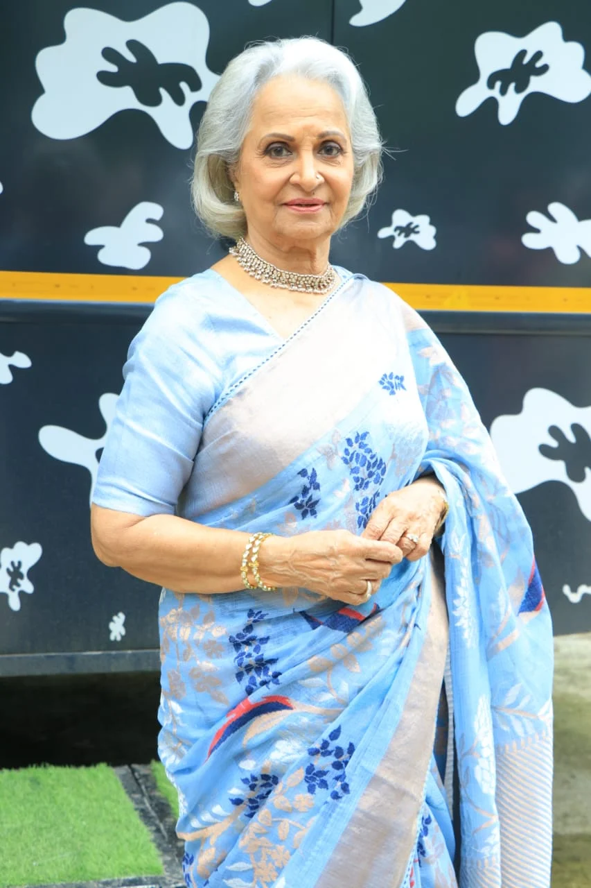 Veteran actress Waheeda Rehman was spotted wearing a elegant blue sarre on sets of Dance India Dance in Mumbai.