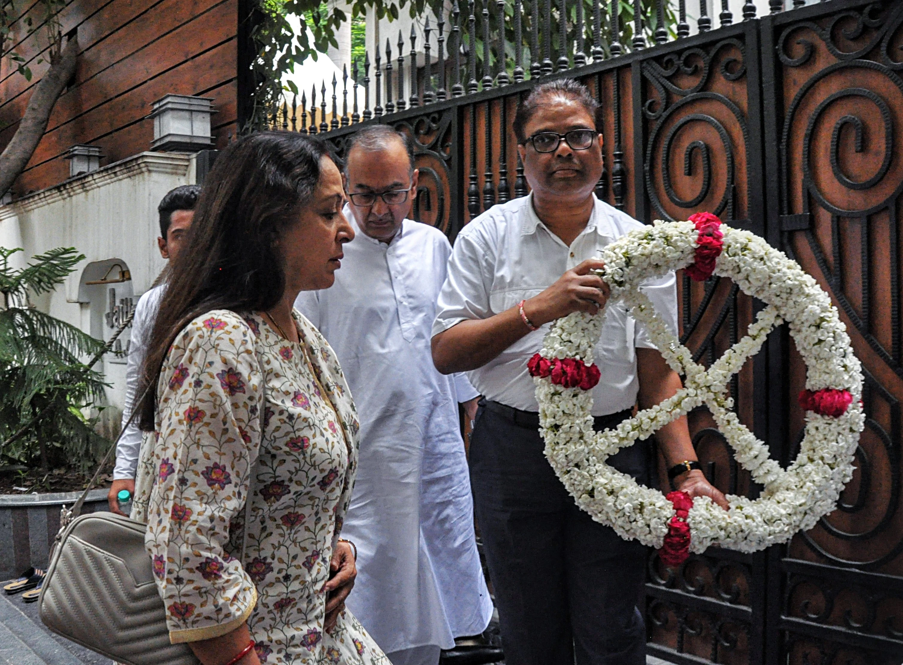 BJP MP Hema Malini arrives to pay tribute to the former Finance Minister Arun Jaitley, who passed away on Saturday, at his residence, Kailash Colony in New Delhi