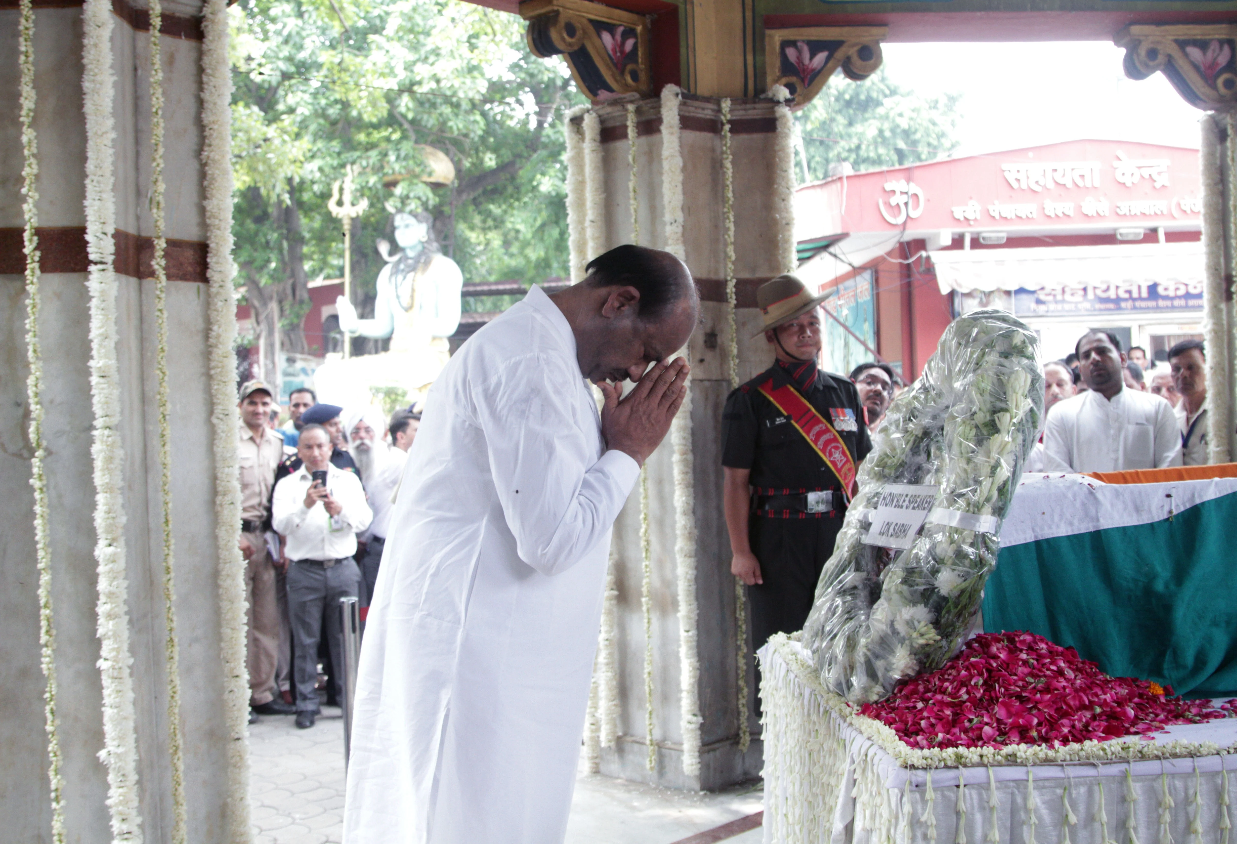 Lok Sabha Speaker Om Birla pays tribute to former Finance Minister Arun Jaitley at Nigambodh Ghat