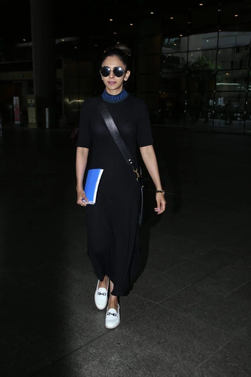 ‘De De Pyaar De’ actress Rakul Preet Singh was seen at Mumbai airport earlier today.