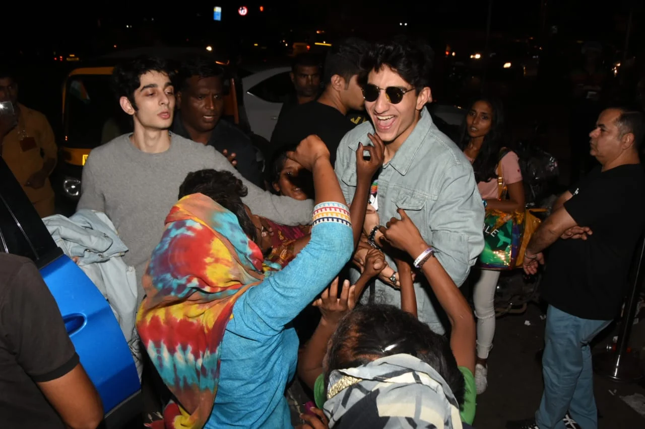 Ibrahim Khan was seen having fun with his fans on the street.