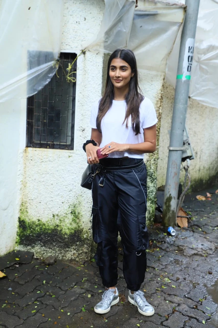 ‘Mohenjo Daro’ actress Pooja Hegde snapped in Juhu in casual look.