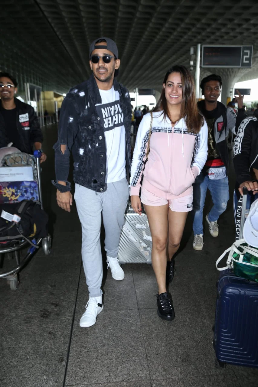 TV actress Anita Hassanandani spotted at airport earlier in the morning with husband Rohit Reddy.