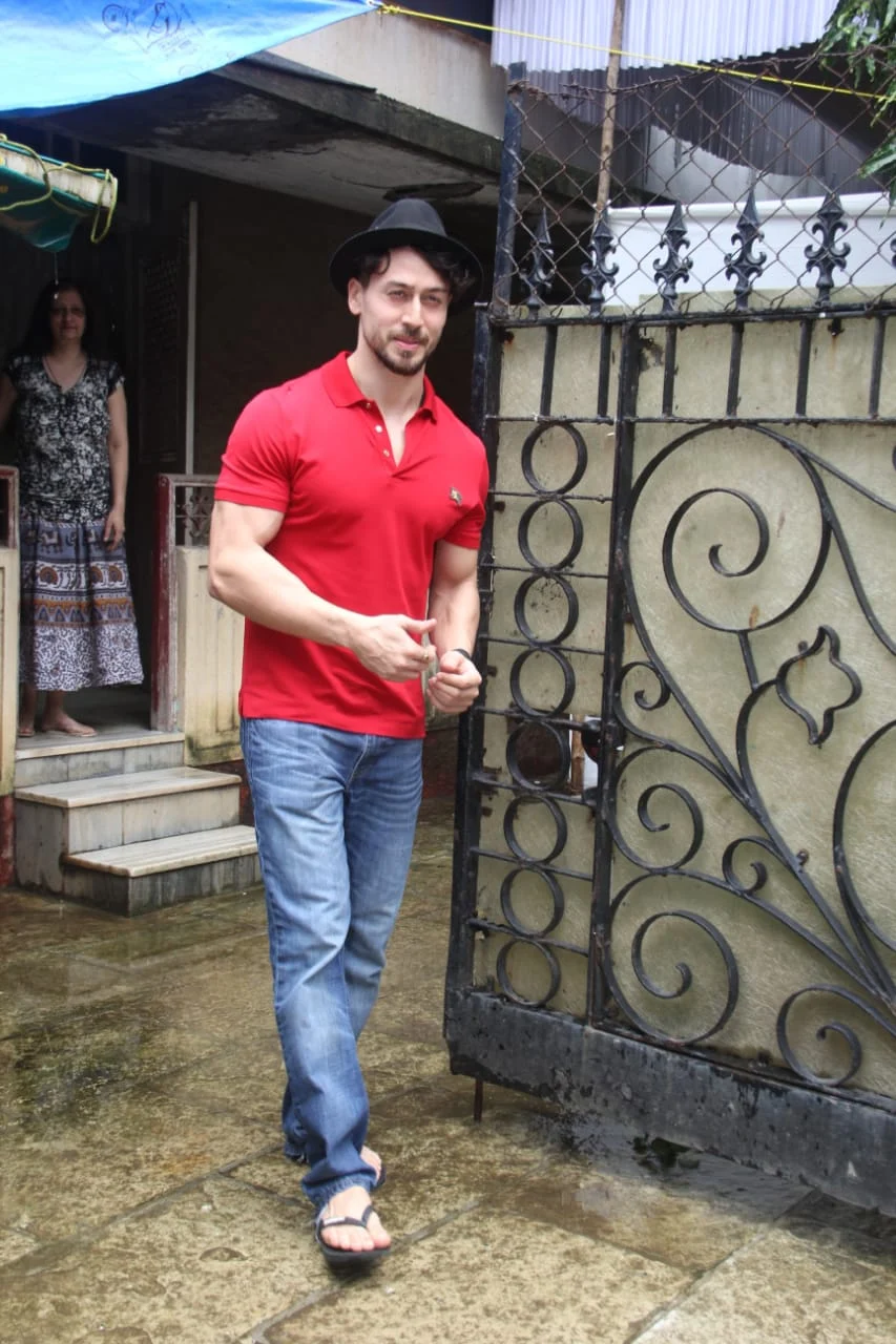 Tiger shroff spotted in Khar as he left from the astrologer’s house.