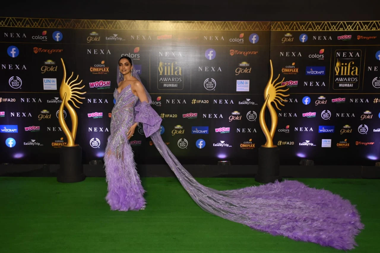 Deepika Padukone’s Rs 7 Lakh outfit for IIFA 2019 leaves Ranveer Singh swooned