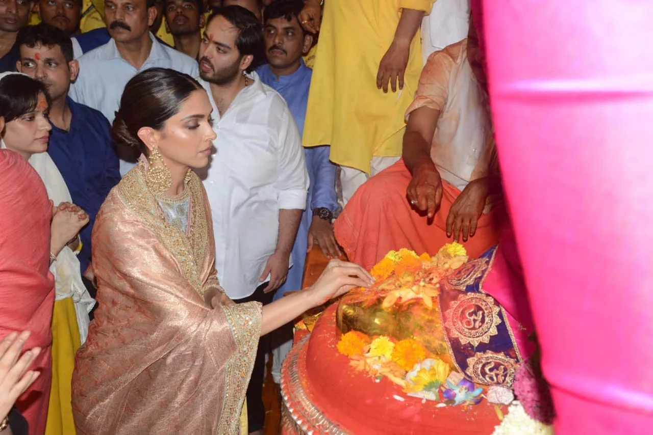 Deepika Padukone seeks blessings at Lalbaughcha Raja in Mumbai, watch video