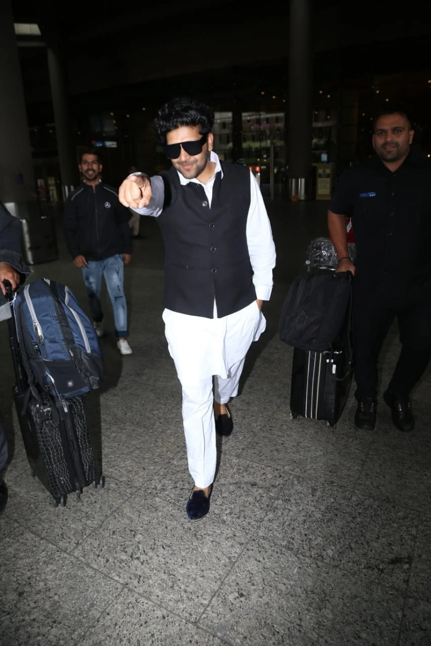 Guru Randhawa spotted at the airport