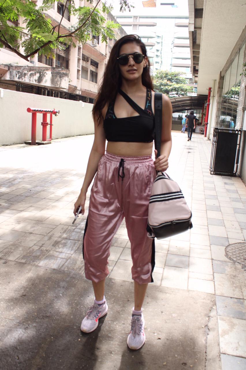 Amyra Dastur Spotted at Andheri