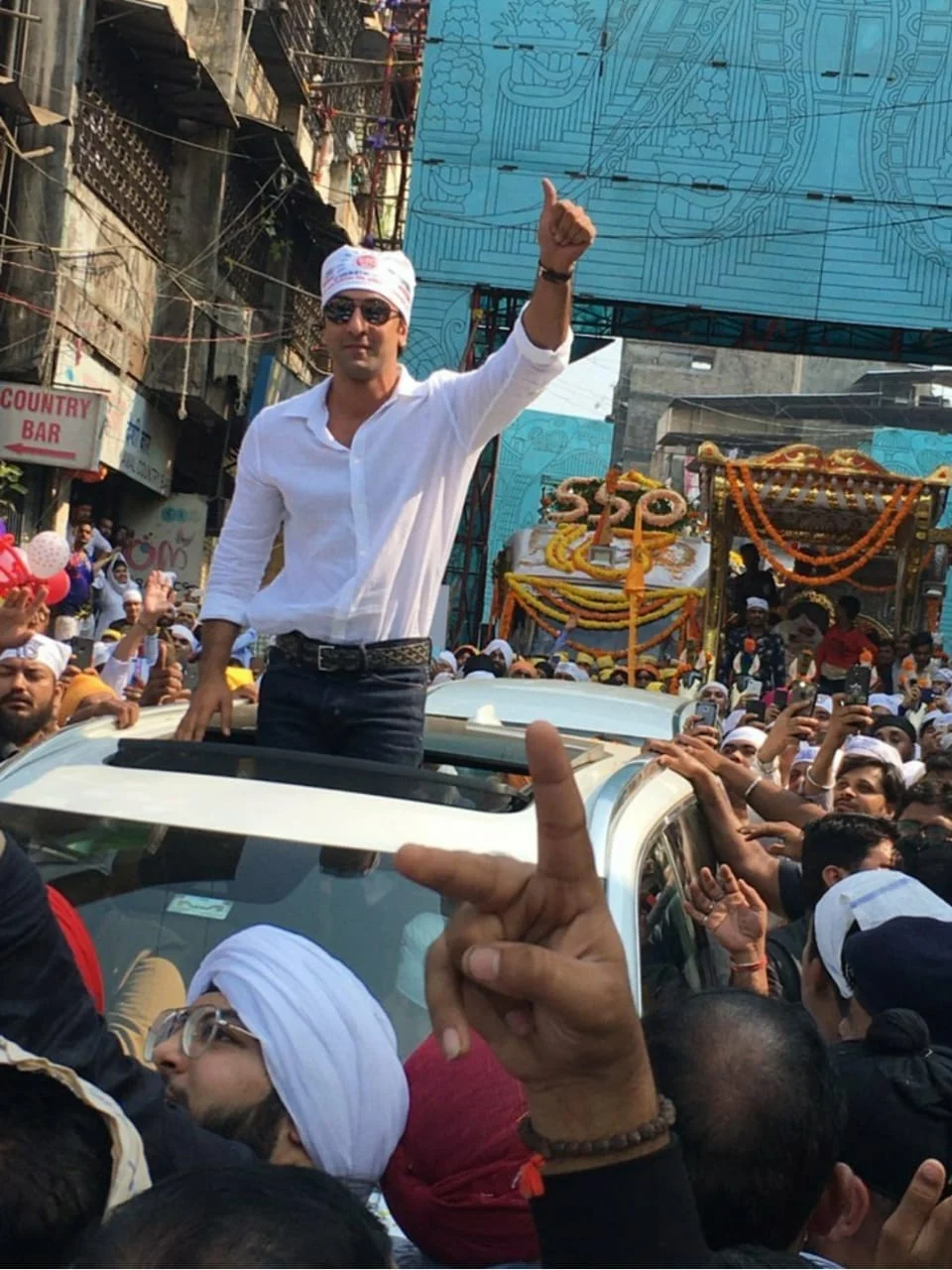 550th Guru Nanak Jayanti: Ranbir Kapoor gets surrounded by a crowd as he visits a Gurudwara in Ulhasnagar