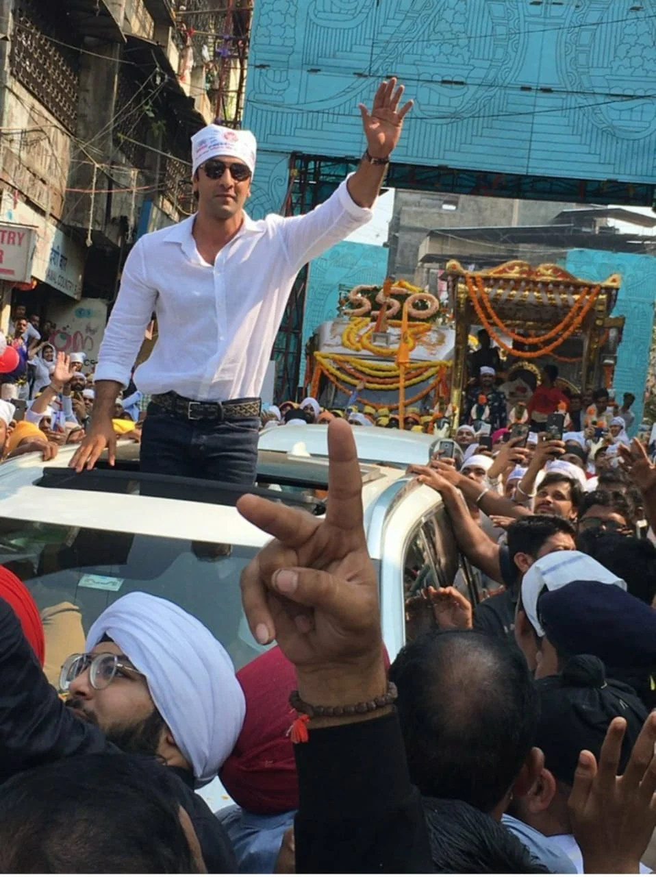 550th Guru Nanak Jayanti: Ranbir Kapoor gets surrounded by a crowd as he visits a Gurudwara in Ulhasnagar